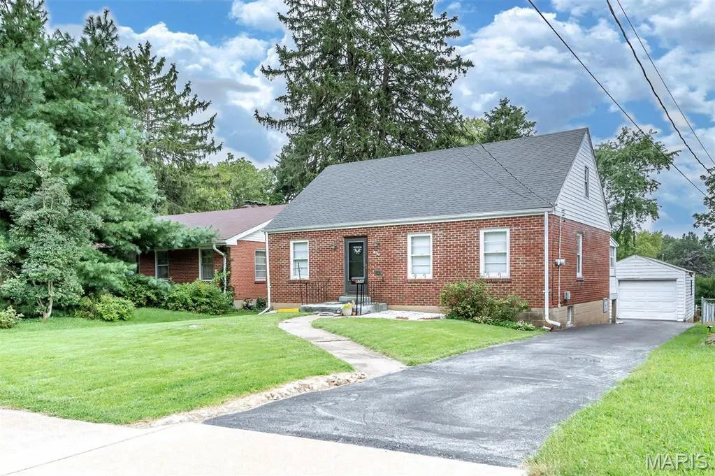 8746 North AVE, St Louis, MO 63114