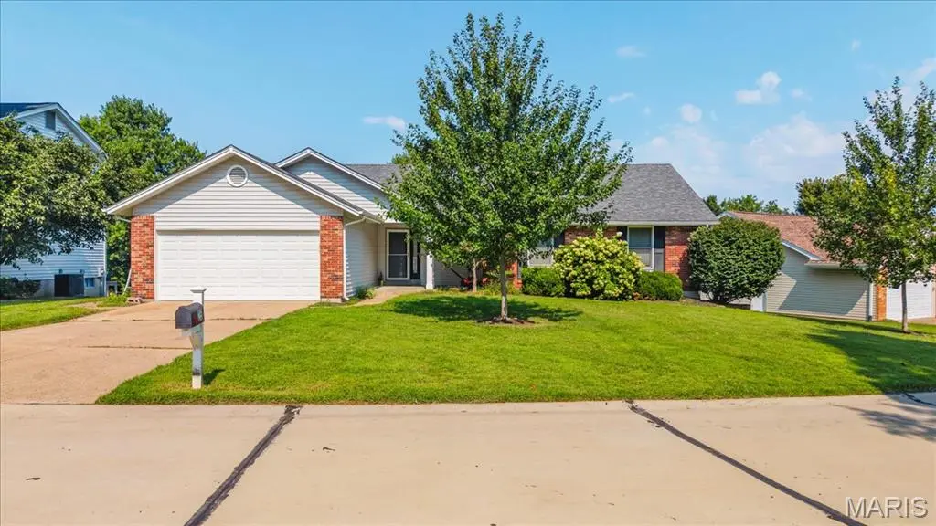 25 Park PL, St Peters, MO 63376