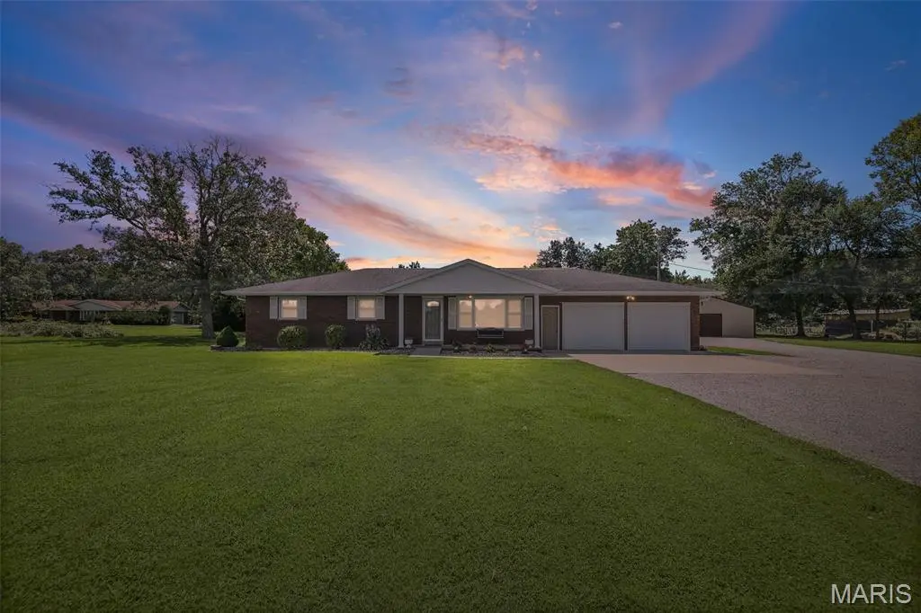 13906 Klaus Lake RD, Highland, IL 62249