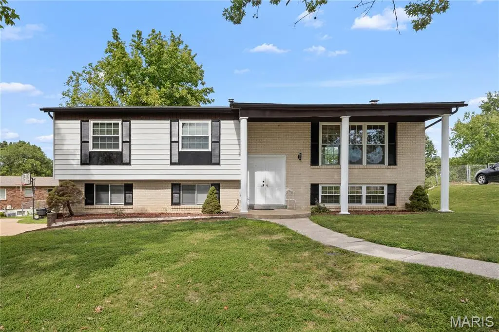 6018 Gatling DR, Oakville, MO 63129