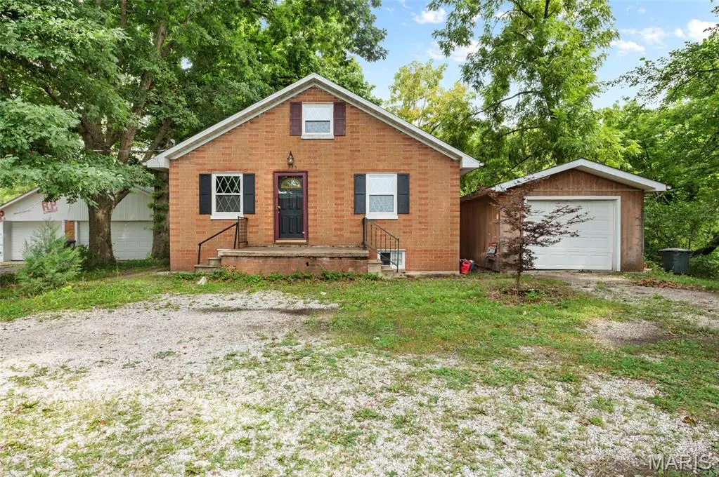 325 W North ST, Staunton, IL 62088