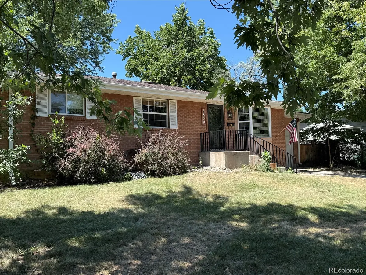 6859 S Foresthill ST, Littleton, CO 80120