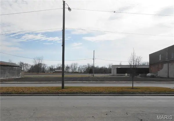 17 E Broadway ST, Witt, IL 62094