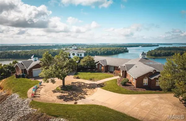 1 Tara Point DR, Grafton, IL 62037