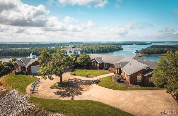 1 Tara Point DR, Grafton, IL 62037