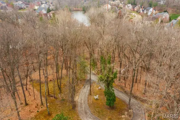 17421 Private Valley LN, Chesterfield, MO 63005