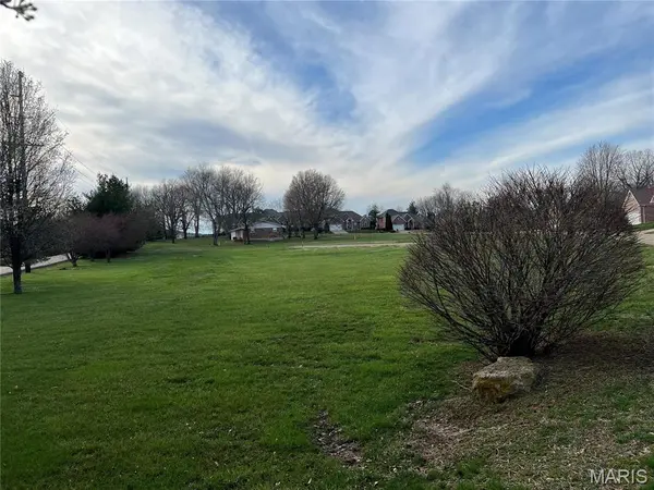 8 Pinehurst Dr, Farmington, MO 63640