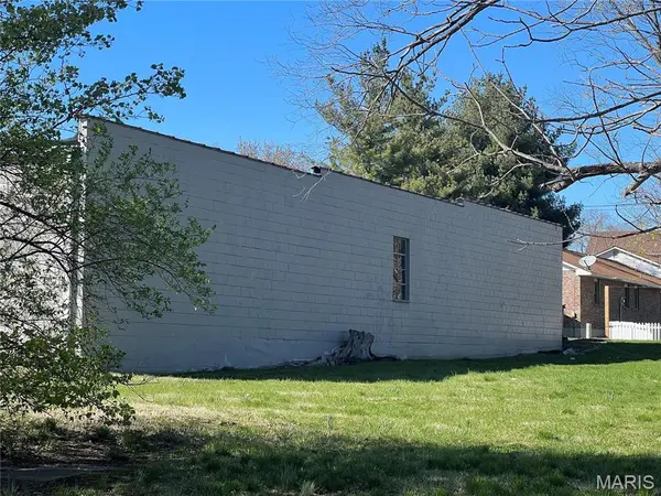 206 E College, Farmington, MO 63640