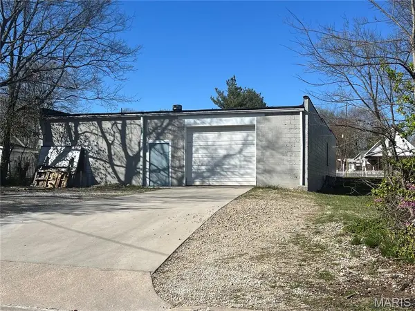 206 E College, Farmington, MO 63640
