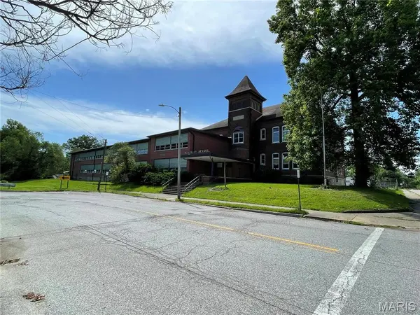 121 W Elm ST, Alton, IL 62002