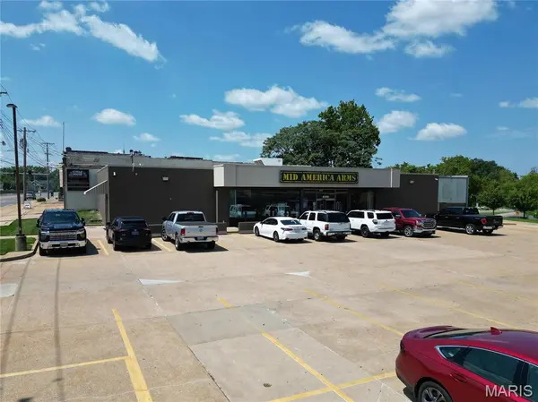 8205 Gravois RD, St Louis, MO 63123