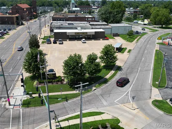 8205 Gravois RD, St Louis, MO 63123