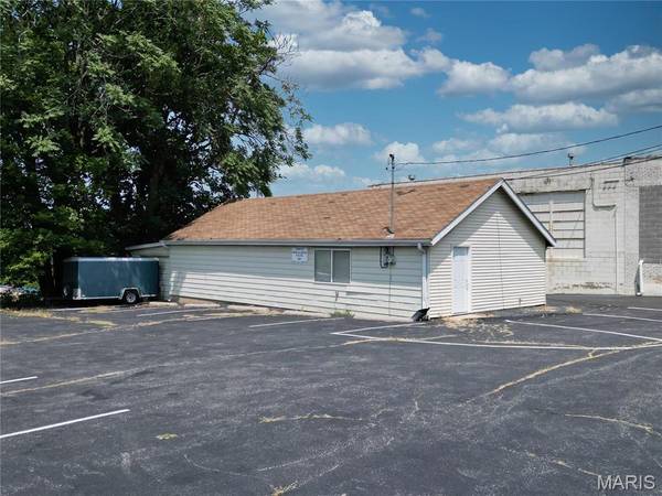 8227 Gravois RD, St Louis, MO 63123