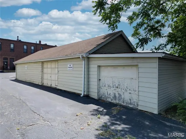 8227 Gravois RD, St Louis, MO 63123