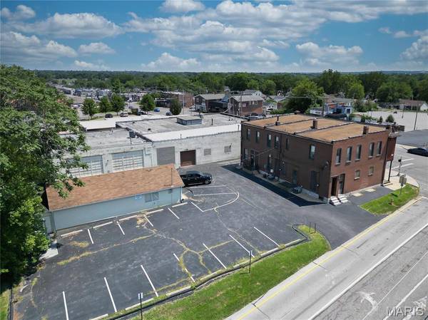 8227 Gravois RD, St Louis, MO 63123