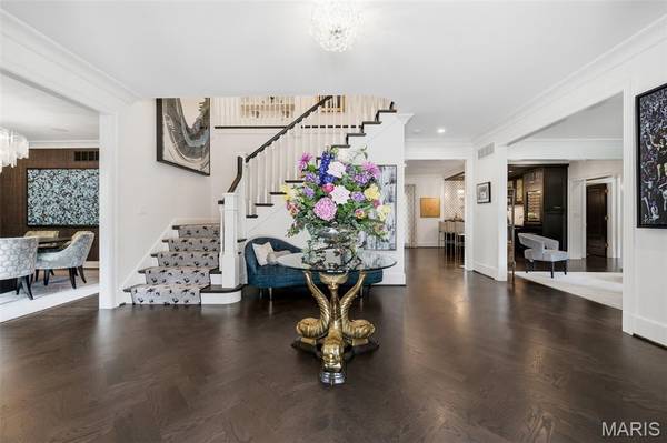 4 Warridge DR, Ladue, MO 63124
