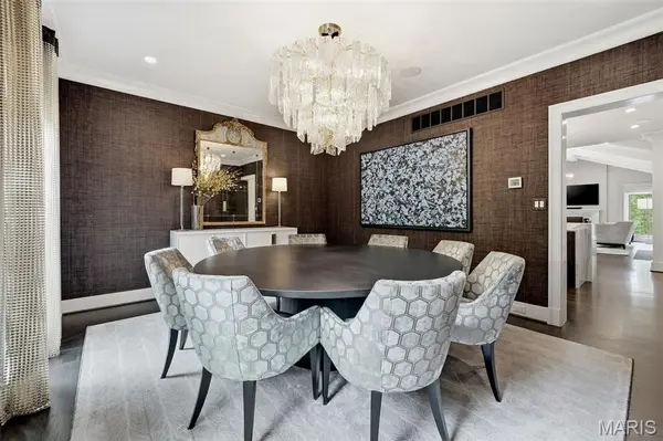 4 Warridge DR, Ladue, MO 63124