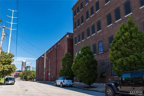 1100 S 6th ST, St Louis, MO 63104