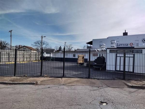 7954 N Broadway, St Louis, MO 63147