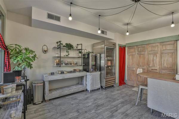 420 S Main ST, St Charles, MO 63301