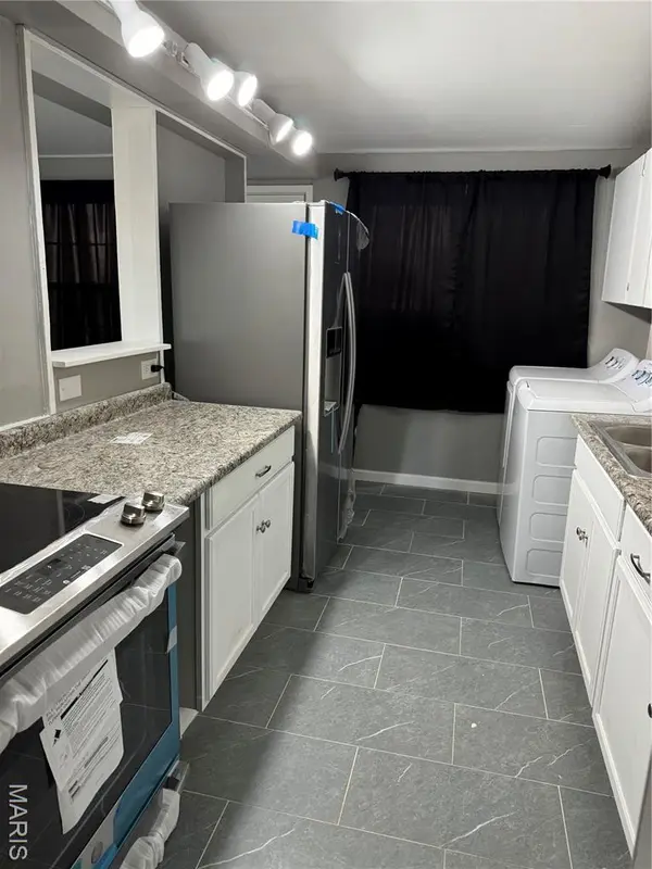 805 Derhake RD, Florissant, MO 63033