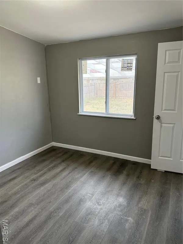 805 Derhake RD, Florissant, MO 63033
