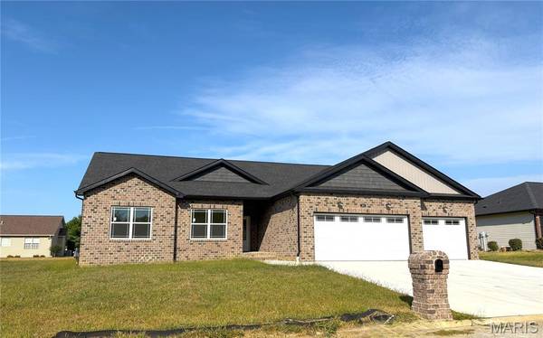 363 Sleeping Indian DR, Freeburg, IL 62243
