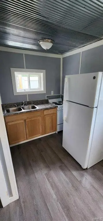 305 E Main ST, Willow Springs, MO 65793