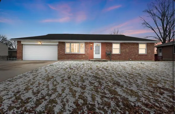 6 Sandringham LN, Ferguson, MO 63135