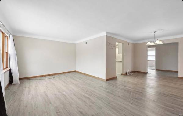 6 Sandringham LN, Ferguson, MO 63135