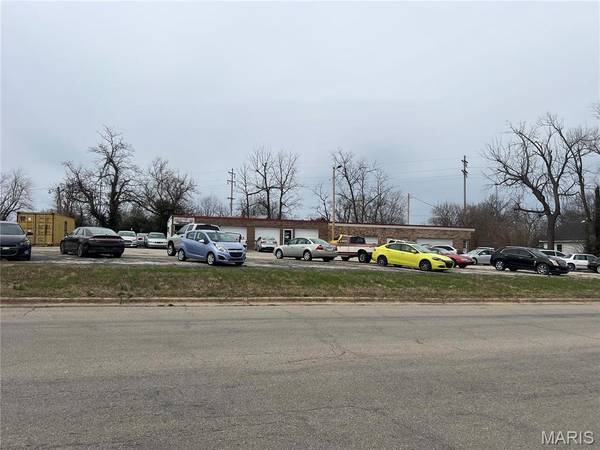 411 E COMMERCIAL ST, Lebanon, MO 65536