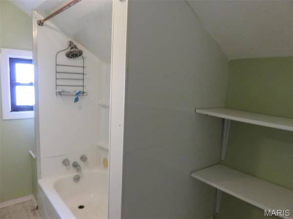 14 E Penning AVE, Wood River, IL 62095