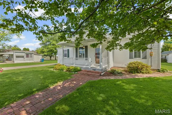 207 W Vine ST, Brighton, IL 62012