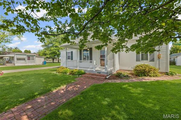 207 W Vine ST, Brighton, IL 62012