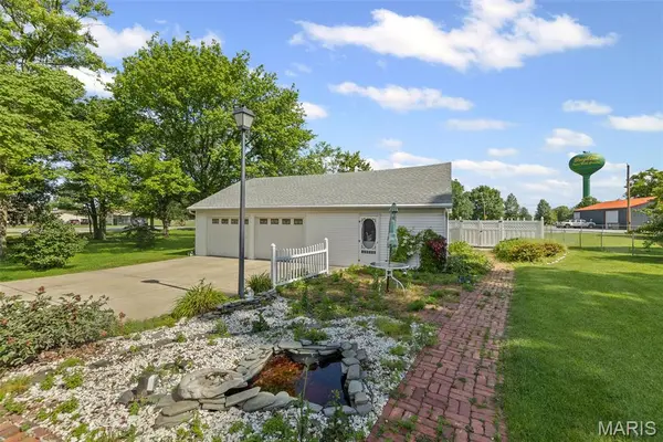 207 W Vine ST, Brighton, IL 62012