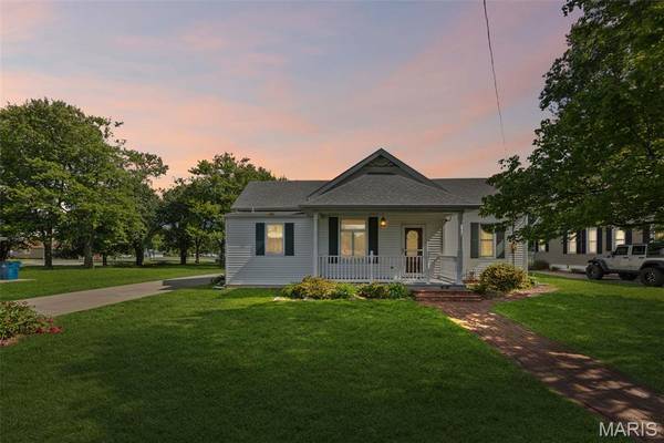 207 W Vine ST, Brighton, IL 62012