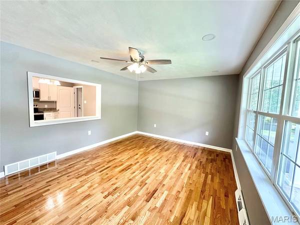 4 Fairview DR, St Charles, MO 63303