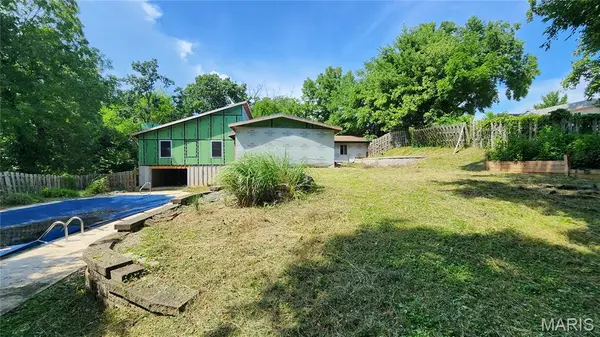 625 W Country LN, Collinsville, IL 62234