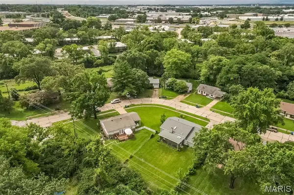 121 Foxtree DR, Hazelwood, MO 63042