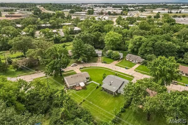 121 Foxtree DR, Hazelwood, MO 63042
