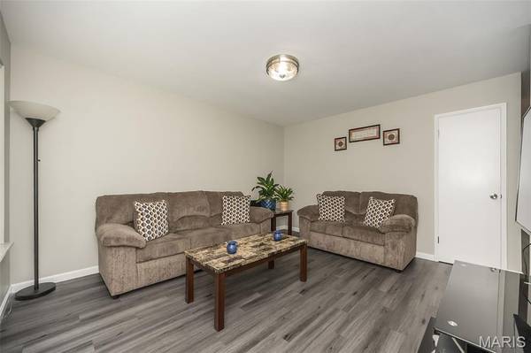 121 Foxtree DR, Hazelwood, MO 63042