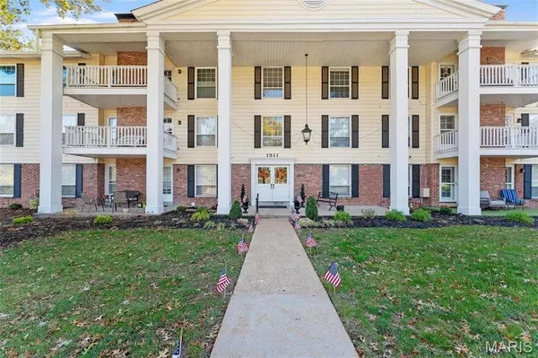 1511 Hampton Hall DR #19 & 20, Chesterfield, MO 63017
