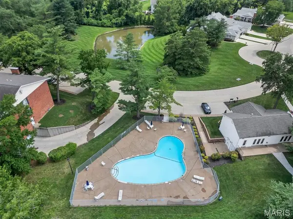 1511 Hampton Hall DR #19 & 20, Chesterfield, MO 63017