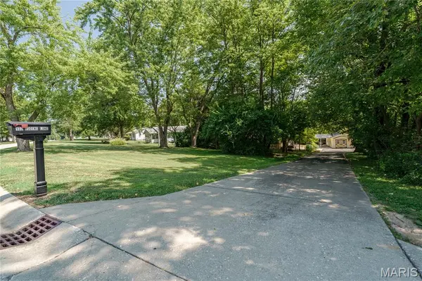 132 Edding LN, Fairview Heights, IL 62208