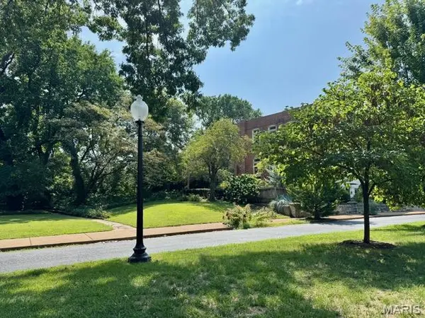 8 Benton PL, St Louis, MO 63104