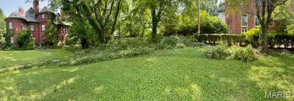8 Benton PL, St Louis, MO 63104