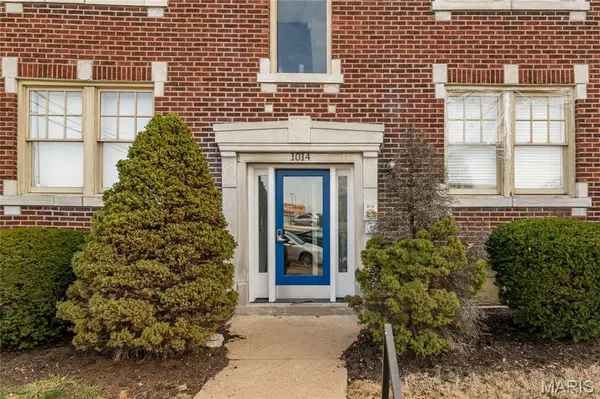 1014 Oakview PL, St Louis, MO 63110