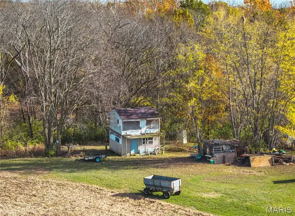 32987 T B Ruyle RD, Medora, IL 62063