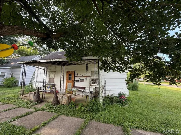 623 W 2nd ST, St Elmo, IL 62458
