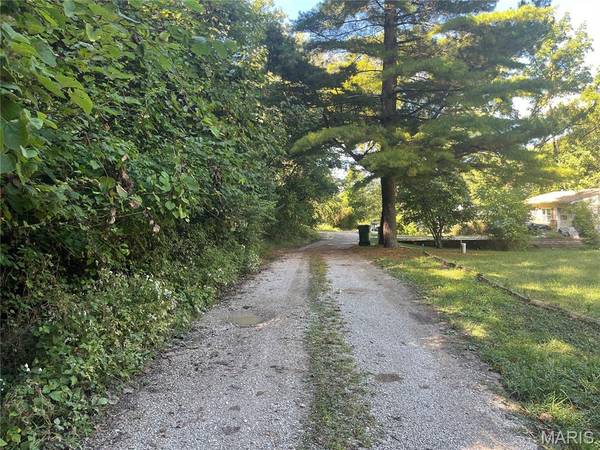 2149 Linnus DR, High Ridge, MO 63049